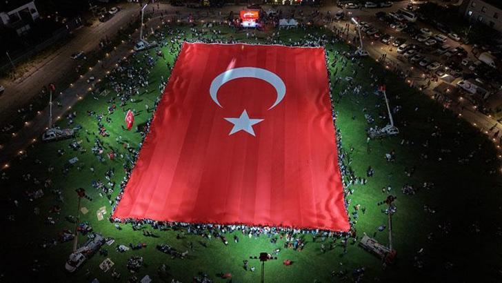 Kayseri'de 15 Temmuz etkinliklerinde dev Türk bayrağı açıldı