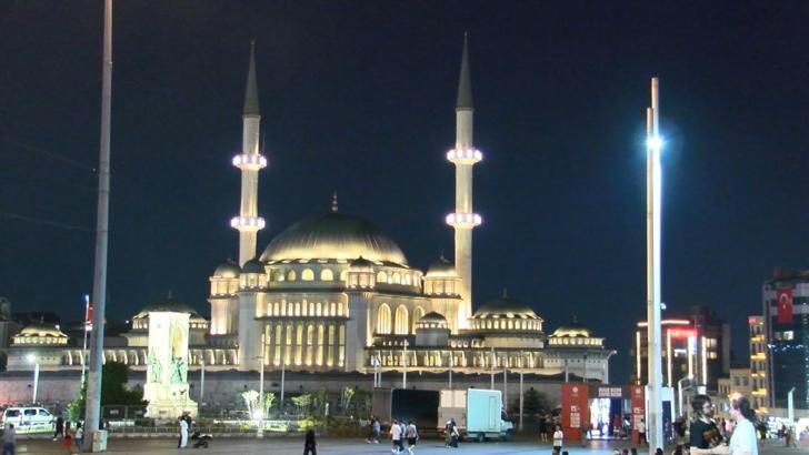 15 Temmuz'un 10'uncu yılında İstanbul'daki camilerde sela okundu
