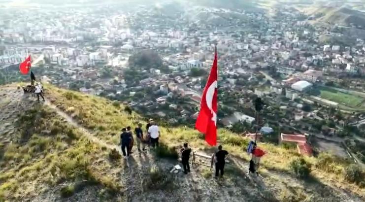 1600 rakımlı Stare Dağı’na tırmanıp, yıpranan bayrağı yenisiyle değiştirdiler