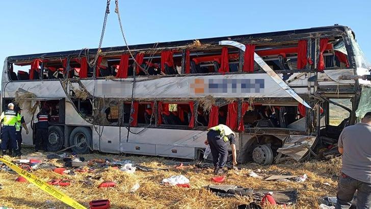 Amasya'da yolcu otobüsü devrildi; 2’si ağır, 46 yaralı