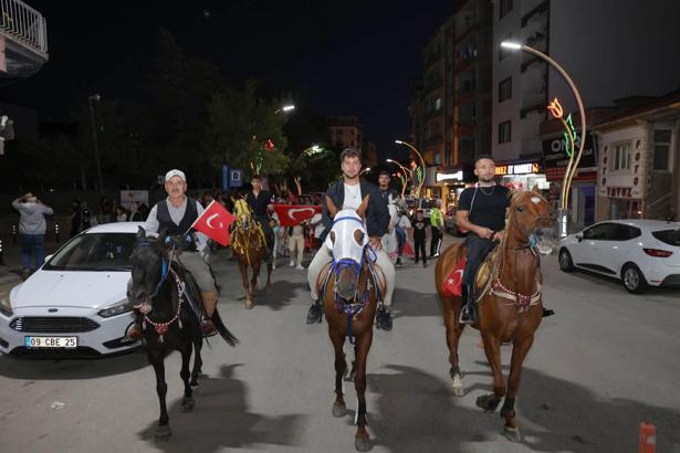 At üzerinde 15 Temmuz yürüyüşü