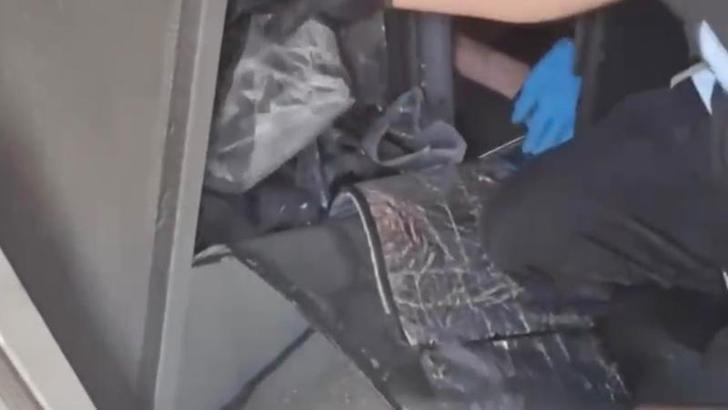 Tuzla'da yolcu otobüsündeki gizli bölmede 120 ruhsatsız silah ele geçirildi