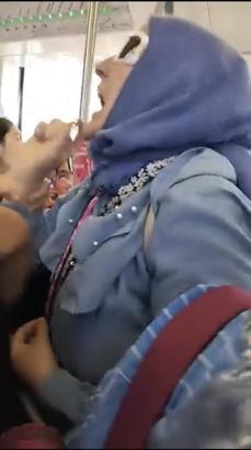 Eminönü’nde tramvayda 'Çocuklar kalksın' kavgası; bağırıp sırt çantası fırlattı