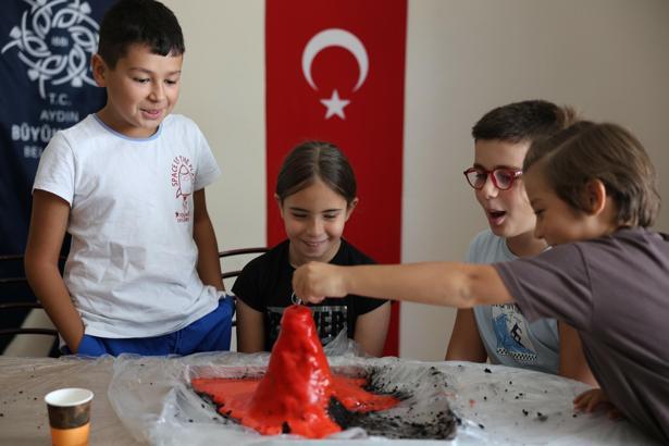 Aydın'da Bilim Deneyevi Deney Kulübü etkinlikleri sürüyor