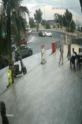 Beylikdüzü’nde sol şeritten sağa geçmek istedi; otomobille çarpıştı