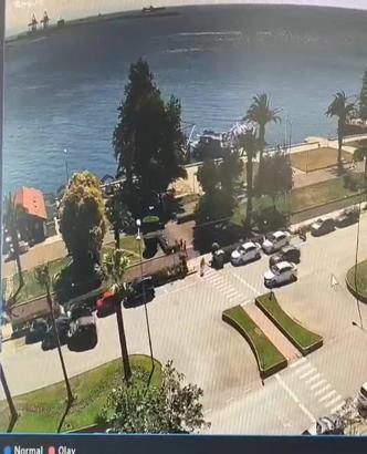 Geri giden araca bakan sürücü hafif ticari aracıyla önündeki otomobile çarptı; kaza kamerada