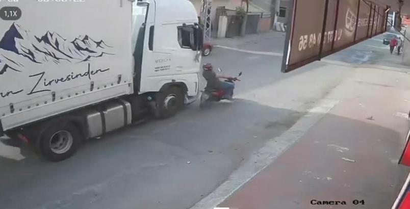 TIR'ın çarptığı motosikletin sürücüsü hafif yaralandı, kaza kamerada