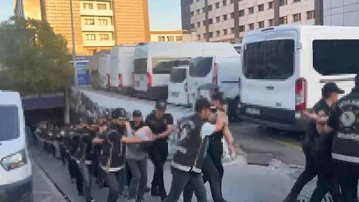 İstanbul merkezli 12 ilde 4 ayrı suç örgütüne operasyonda gözaltına alınan 103 ÅŸüpheli adliyeye sevk edildi