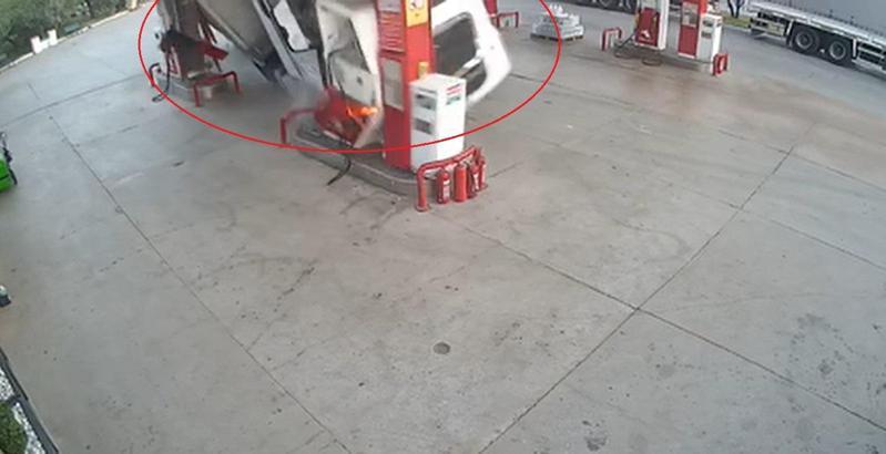 Kömür yüklü TIR, akaryakıt istasyonuna girdi: 1 ölü, 2 yaralı (2)