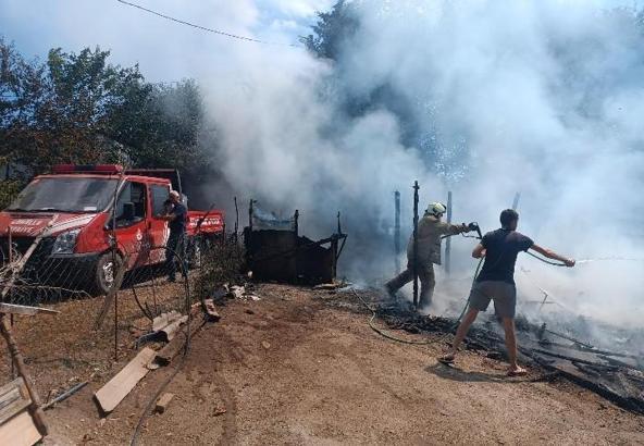 Silivri'de çiftlikte yangın; bahçedeki odunluk küle döndü