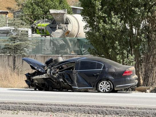 Ankara'da otomobil direğe çarptı: 3 yaralı