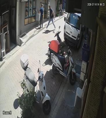Kağıthane’de tıraşını beğenmediği berberi bıçaklayıp kaçtı; o anlar kamerada
