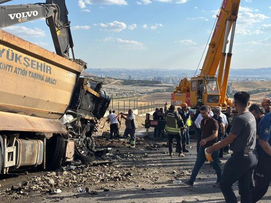 Ankara'da yol çalışmasında iki hafriyat kamyonu çarpıştı: 2 ölü