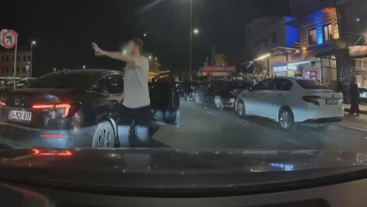Fatih'te yol kesen sürücü kamerayı görünce ters yönden kaçtı; 252 bin lira ceza