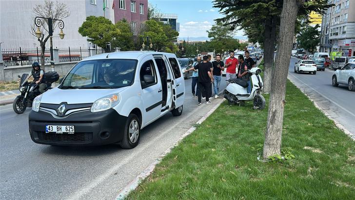 Motosikletle, hafif ticari araca çarpıştı; 2 yaralı