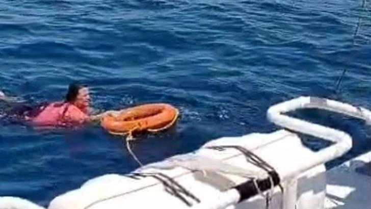 Kuşadası'nda akıntıyla açığa sürüklenen kadını deniz polisi kurtardı