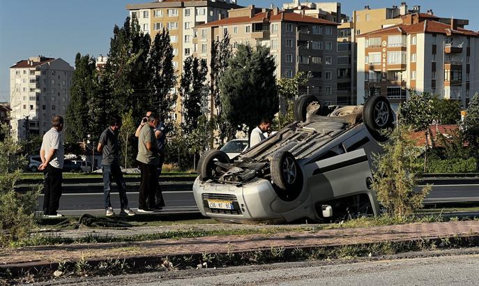 Kayseri’de hafif ticari araç takla attı: 2 yaralı