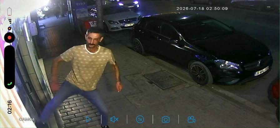 İş yerinin camını tekmeyle kıran şüpheliyi esnaf yakaladı; olay anı kamerada