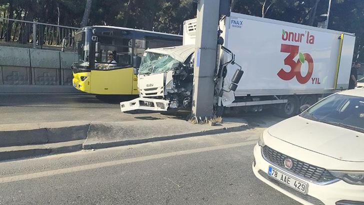 Bahçelievler D-100'de kamyonet direğe çarptı; şoför yaralandı