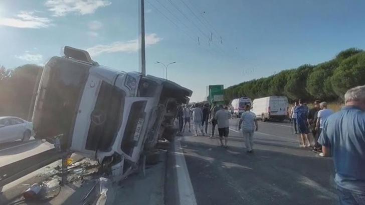 Büyükçekmece'de beton tankeri devrildi; yol trafiÄŸe kapatıldı