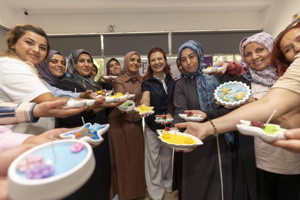 Evimiz Atölye Projesi’ kapsamında kadınlar mum yapıyor