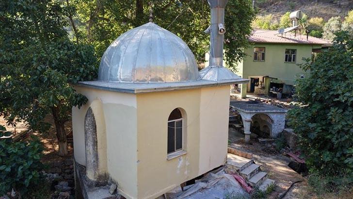 Anamur'daki 9 metrekarelik cami dronla görüntülendi