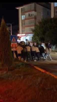 Kaza sonrası ters dönen otomobili vatandaşlar düzeltti