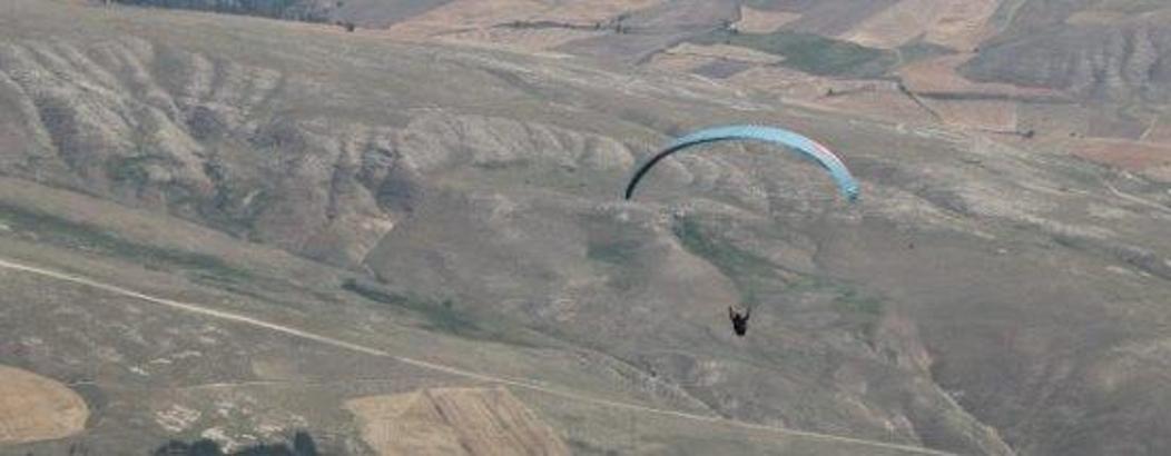 Kayalıklara düşen yamaç paraşütü pilotu öldü