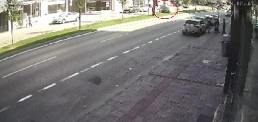 Refüjdeki ağaçlara ve aydınlatma direğine çarpan otomobilin takla attığı kaza kamerada: 2 yaralı