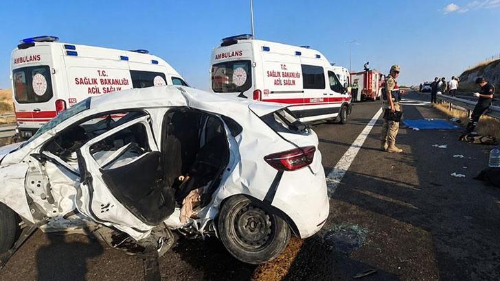 Şanlıurfa’da hafif ticari araç ile otomobil çarpıştı: 2 ölü, 9 yaralı
