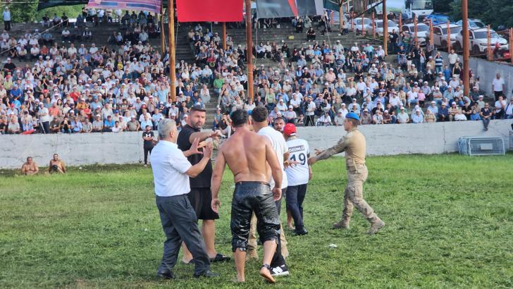 Dağköy yağlı güreşlerinde kavgalı yarı final