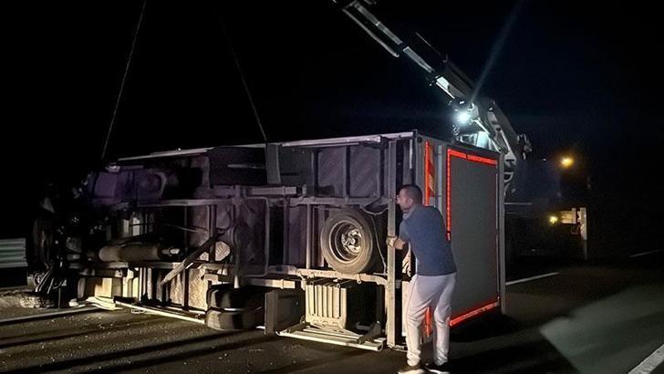 Bariyerlere çarparak devrilen kamyonetin sürücüsü yaralandı