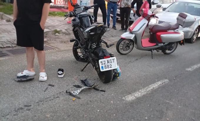 Otomobile arkadan çarpan motosikletteki 2 kişi yaralandı
