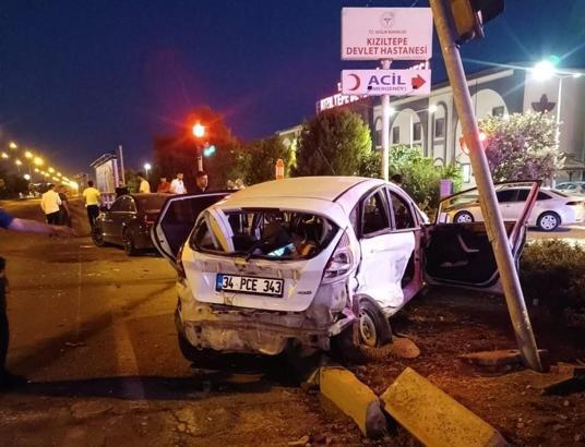 Mardin'de otomobiller çarpıştı: 3 yaralı