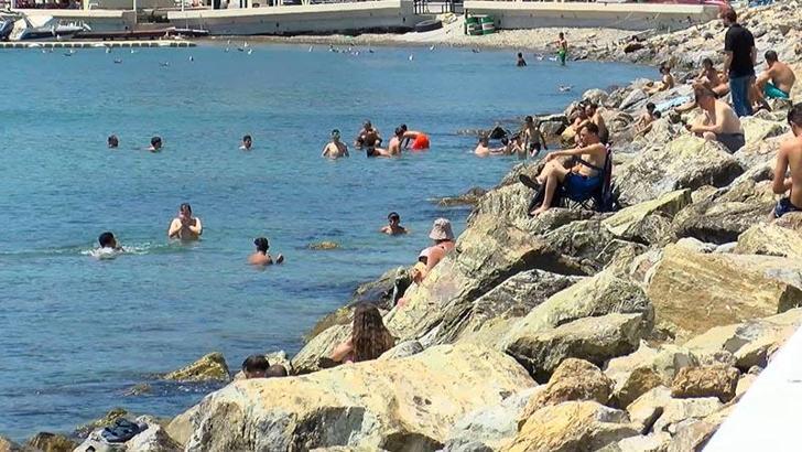Sıcak havayı fırsat bilenler Caddebostan Sahili'ne akın etti