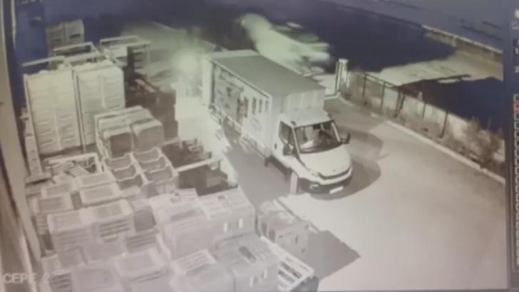 Kamyonetin traktöre ve bir tesisin duvarına çarptığı kaza kamerada: 1 ölü, 3 yaralı