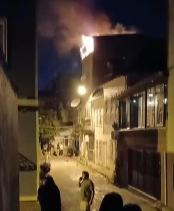 Fatih’te çatıda çıkan yangına müdahale eden itfaiye eri yaralandı