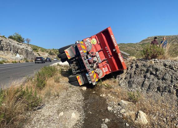 Yangına giden su ikmal aracı kaza yaptı