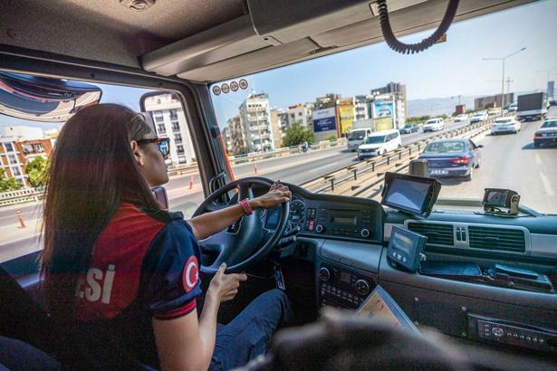 İzmir İtfaiyesi’nin ilk kadın şoförü