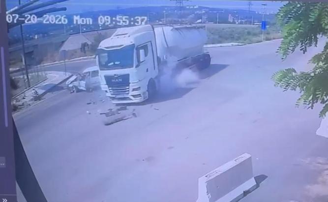 Tanker ile otomobilin çarpıştığı kaza kamerada; 2 yaralı
