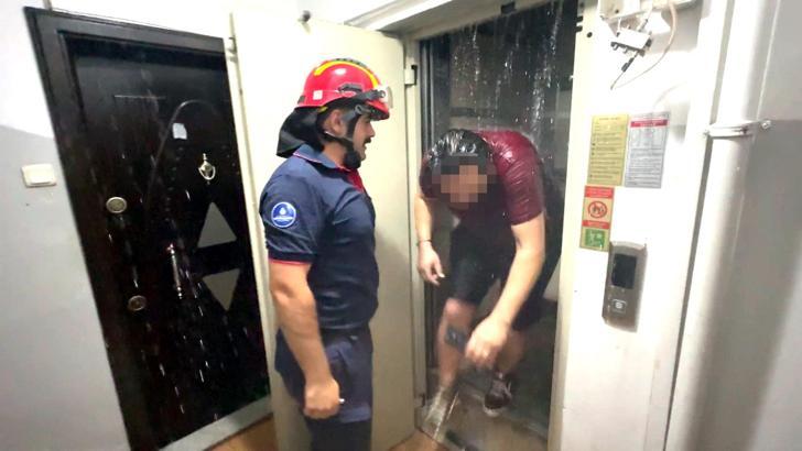 Avcılar’da boşaltılan sitedeki su saatini söktü; binayı su basınca asansörde kaldı