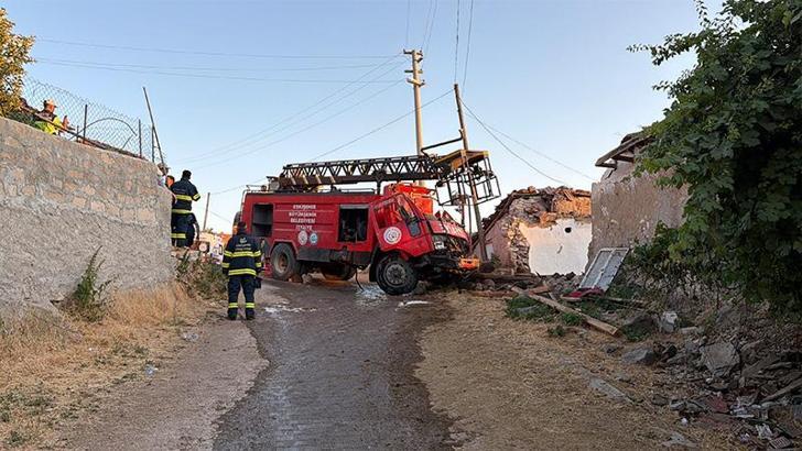 Yangından dönen itfaiye aracı evin duvarına çarptı; 3 personel yaralı