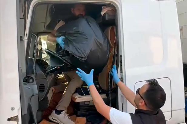 Polisin takibiyle durdurulan TIR’da 24 kilo skunk ele geçirildi