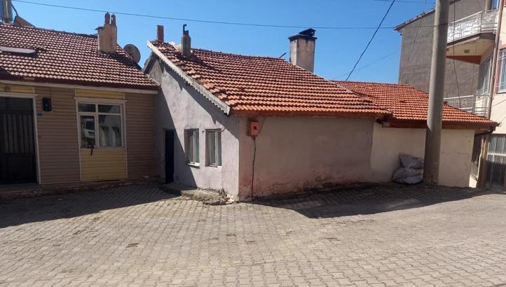 Gürültü nedeniyle tartıştıkları komşunun bıçakladığı anne öldü, kızı ağır yaralı