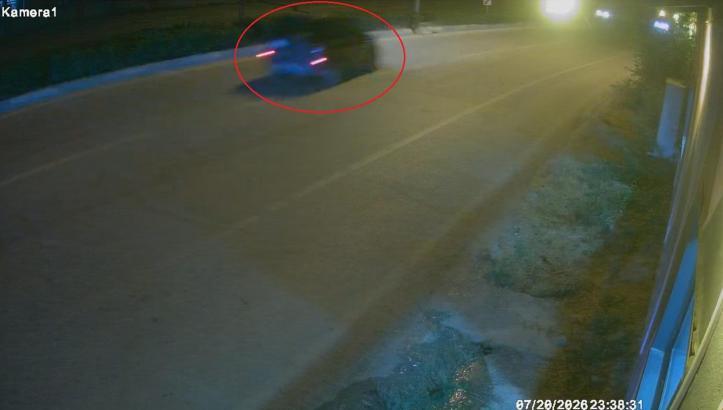 Takla atan otomobildekilerin yardımına koştular