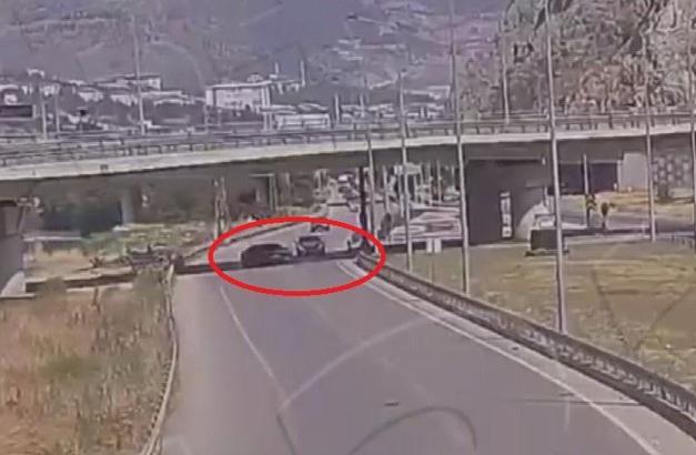 Geri manevra yapan otomobilin, başka bir araçla çarpıştığı kaza kamerada