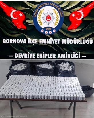 İzmir'de polisten kaçan şüphelinin terk ettiği otomobilde 118 bin sentetik hap ele geçirildi