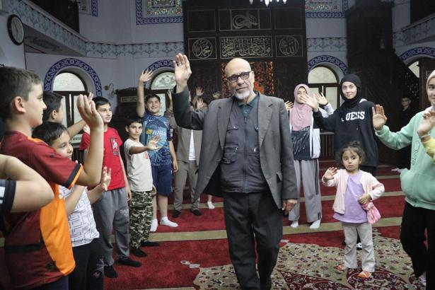 Camilerin 30 yıldır gönüllü temizliğini yapan Dursun Kaçan, alkışlarla umreye uğurlandı