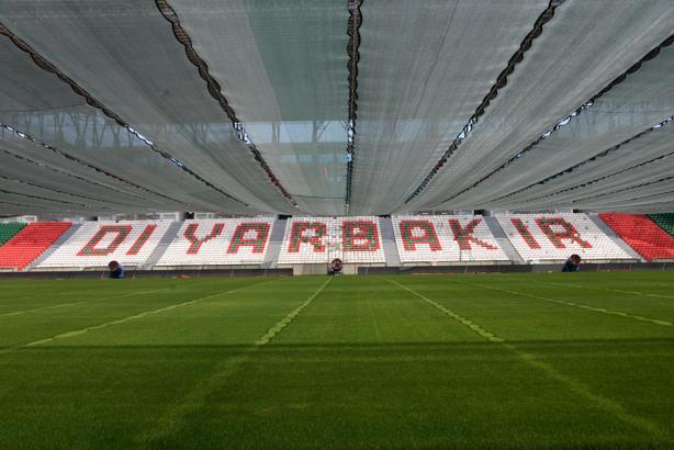 Diyarbakır Stadyumu'nun çimleri, 40 dereceyi aşan sıcaklıktan perde ve fan sistemiyle korunuyor