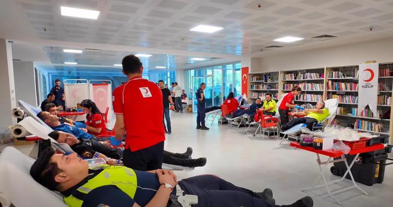 Tekirdağ'da polis ve jandarmadan Kızılay'a kan bağışı